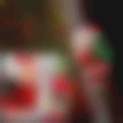 Mikołaj wspinający się po drabinie | LADDERSANTA